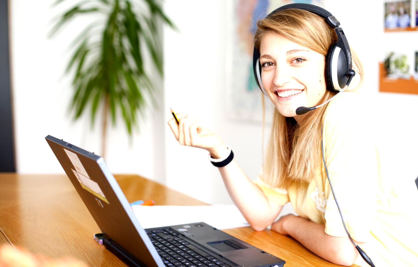 Students collaborating during online learning session